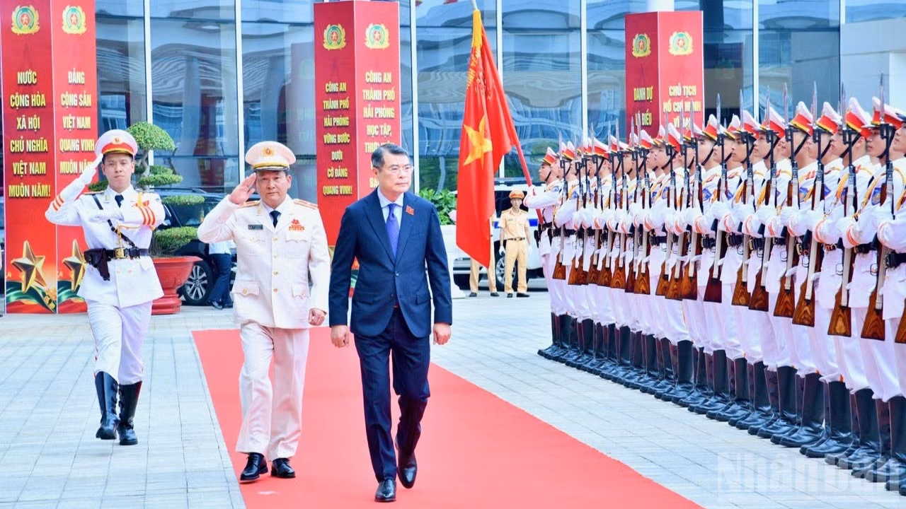 Thủ tướng Chính phủ Lê Minh Hưng duyệt đội danh dự Công an thành phố Hải Phòng. (Ảnh: THANH GIANG)