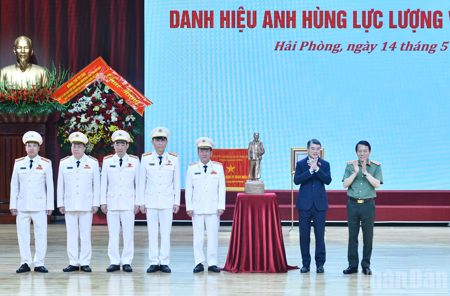 Thủ tướng Chính phủ Lê Minh Hưng và Bộ trưởng Công an Lương Tam Quang chứng kiến việc trao tặng quà lưu niệm của Tổng Bí thư, Chủ tịch nước Tô Lâm tặng Công an thành phố Hải Phòng Bức tượng "Bác Hồ về thăm quê". (Ảnh: THANH GIANG)