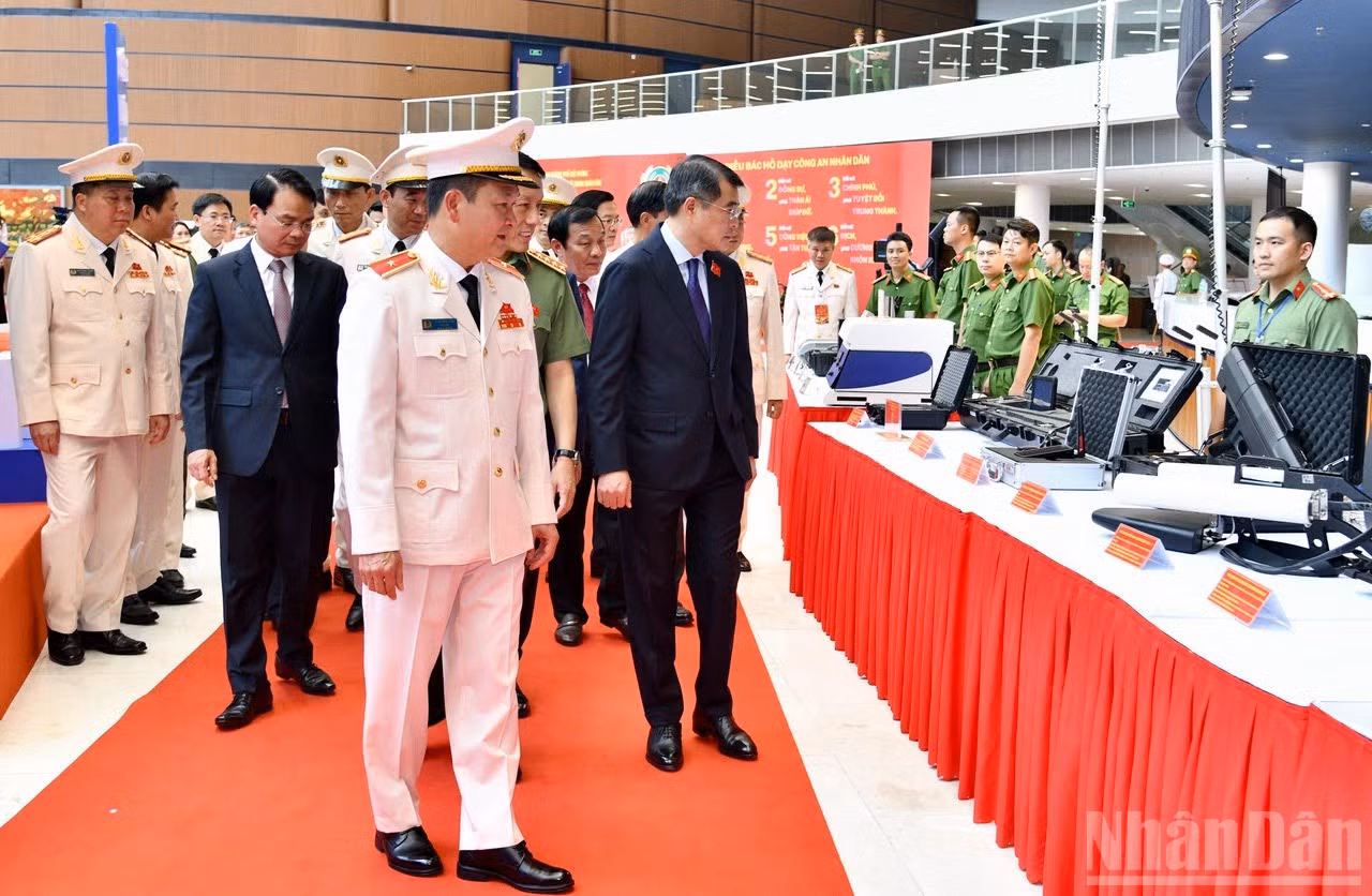 Thủ tướng Lê Minh Hưng thăm một gian trưng bày sản phẩm vũ khí, trang thiết bị kỹ thuật của lực lượng Công an nhân dân. (Ảnh: THANH GIANG)