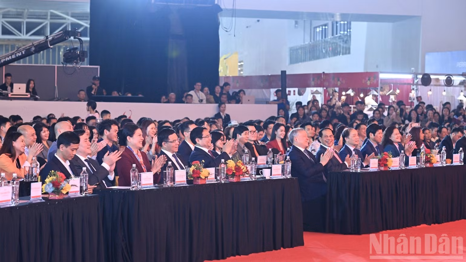 Thủ tướng Phạm Minh Chính, các đồng chí lãnh đạo, đại biểu tham dự Lễ bế mạc Hội chợ Mùa Xuân lần thứ nhất năm 2026. (Ảnh: Trần Hải)