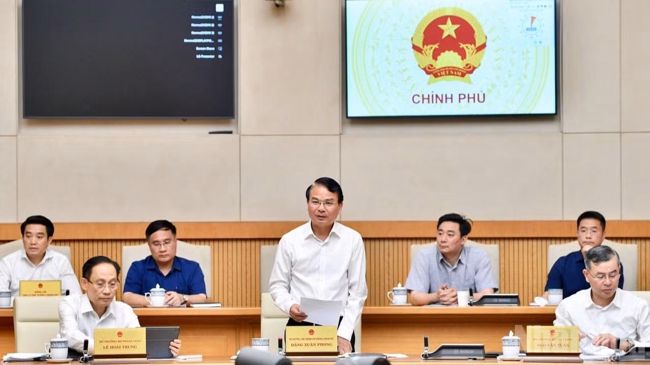 Bộ trưởng, Chủ nhiệm Văn phòng Chính phủ Đặng Xuân Phong phát biểu ý kiến tại phiên họp. (Ảnh: THANH GIANG)