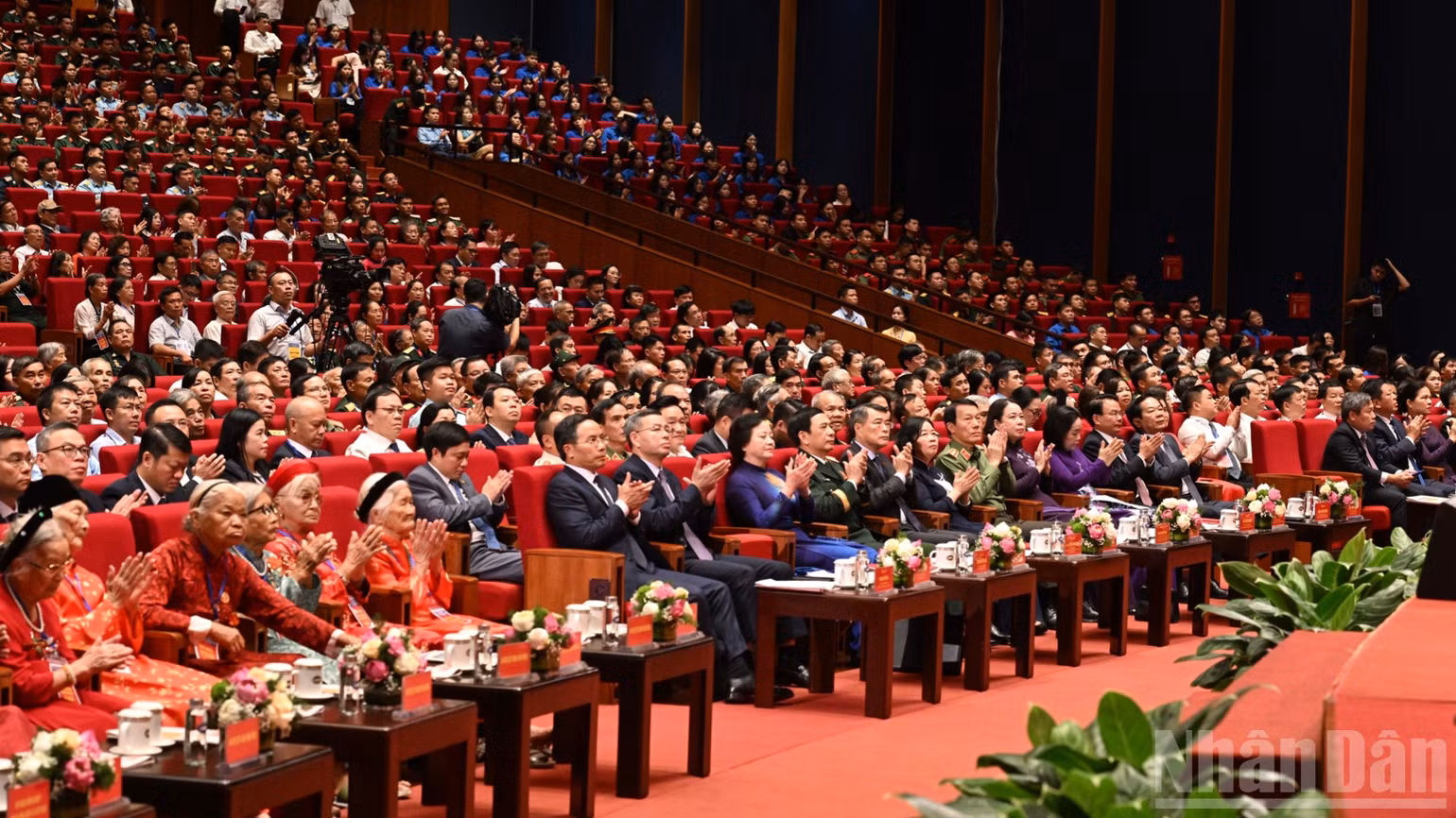 Thủ tướng Chính phủ Lê Minh Hưng, các đồng chí lãnh đạo Đảng, Nhà nước, các đại biểu tham dự hội nghị. (Ảnh: TRẦN HẢI)