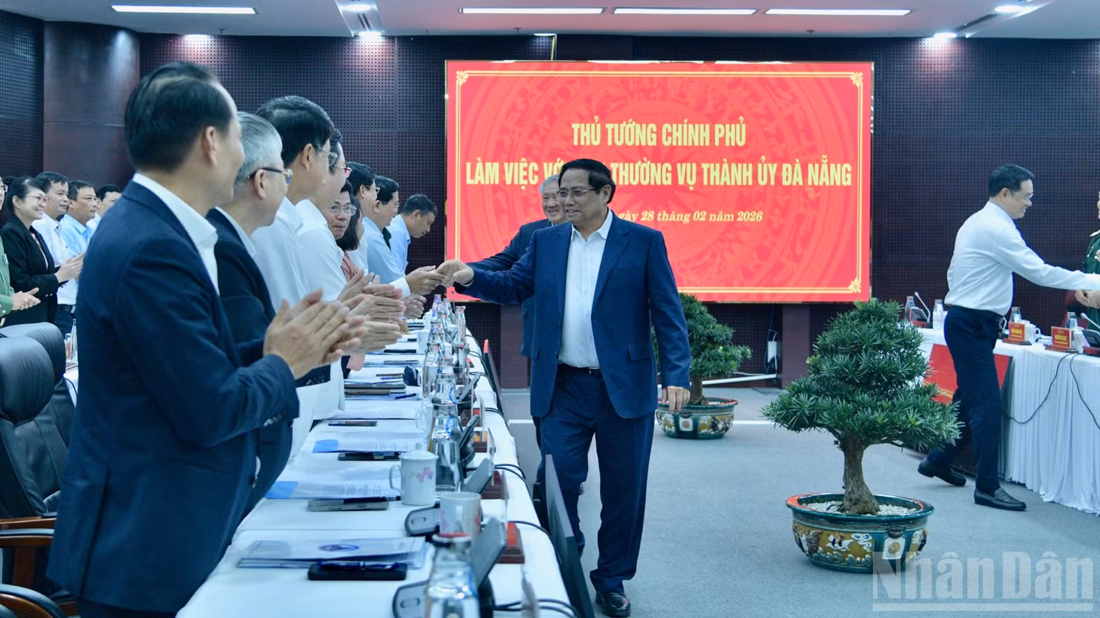Thủ tướng Chính phủ Phạm Minh Chính với đại diện lãnh đạo các sở, ban, ngành thành phố Đà Nẵng. (Ảnh: Thanh Giang)