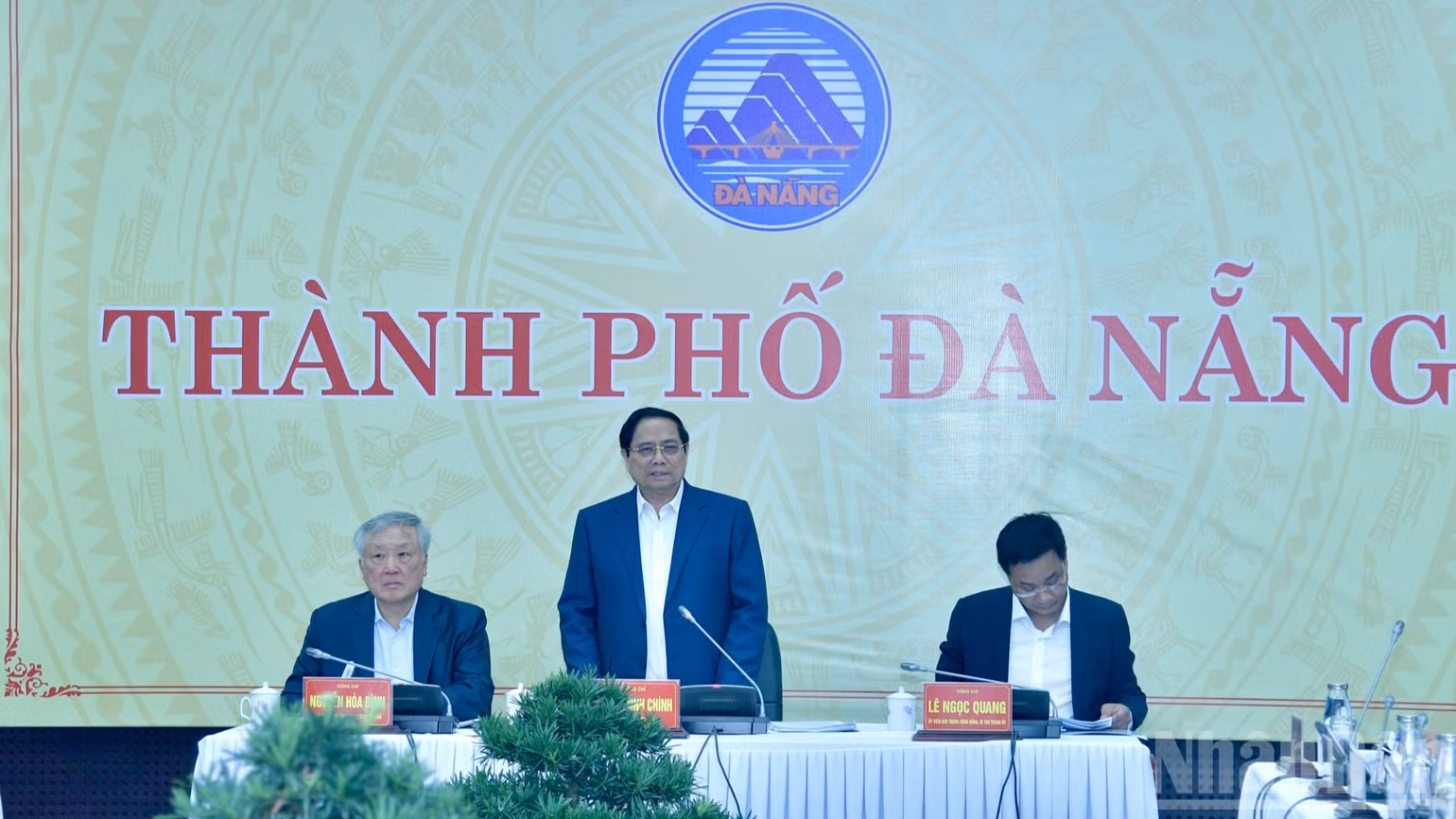 Thủ tướng Phạm Minh Chính cho ý kiến chỉ đạo về phương hướng phát triển thành phố Đà Nẵng thời gian tới. (Ảnh: Thanh Giang)