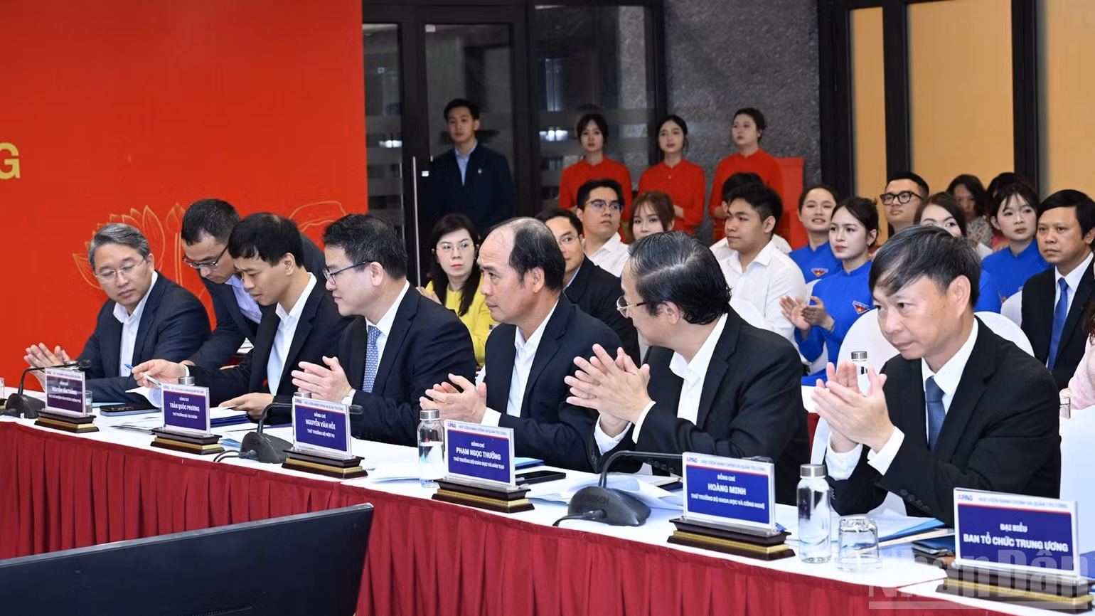 Các đại biểu tham dự cuộc làm việc. (Ảnh: Trần Hải)