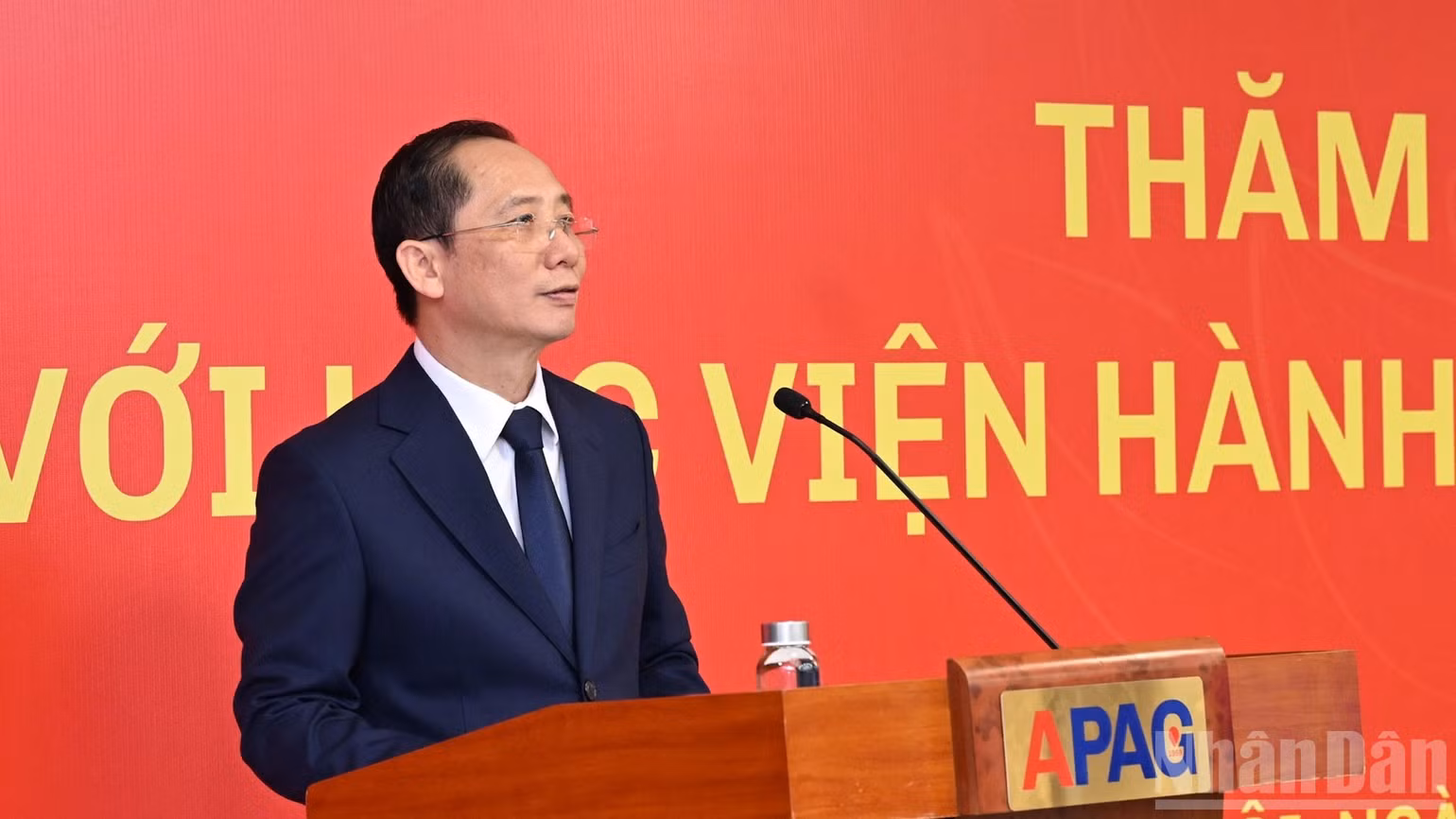 Phó Giáo sư, Tiến sĩ Nguyễn Bá Chiến, Giám đốc Học viện Hành chính và Quản trị công báo cáo tại buổi làm việc. (Ảnh: Trần Hải)