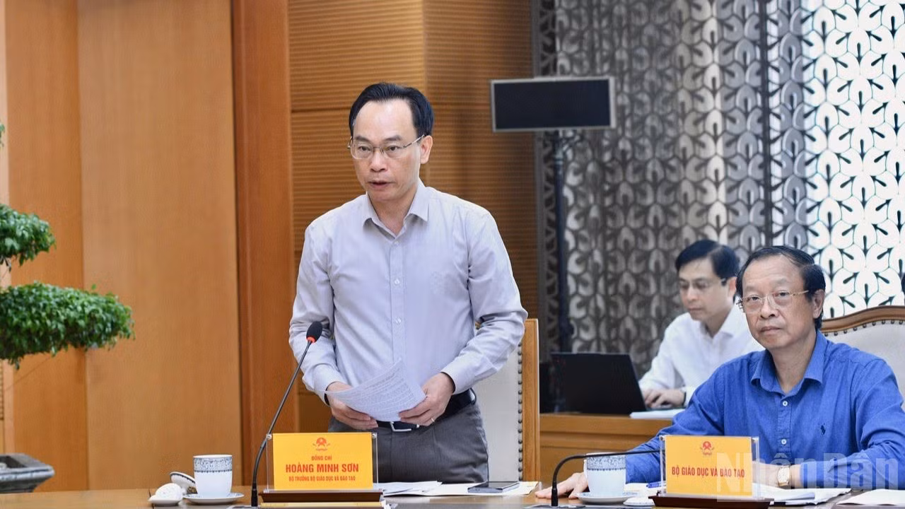 Bộ trưởng Giáo dục và Đào tạo Hoàng Minh Sơn báo cáo Thủ tướng Chính phủ tại cuộc họp. (Ảnh: THANH GIANG)