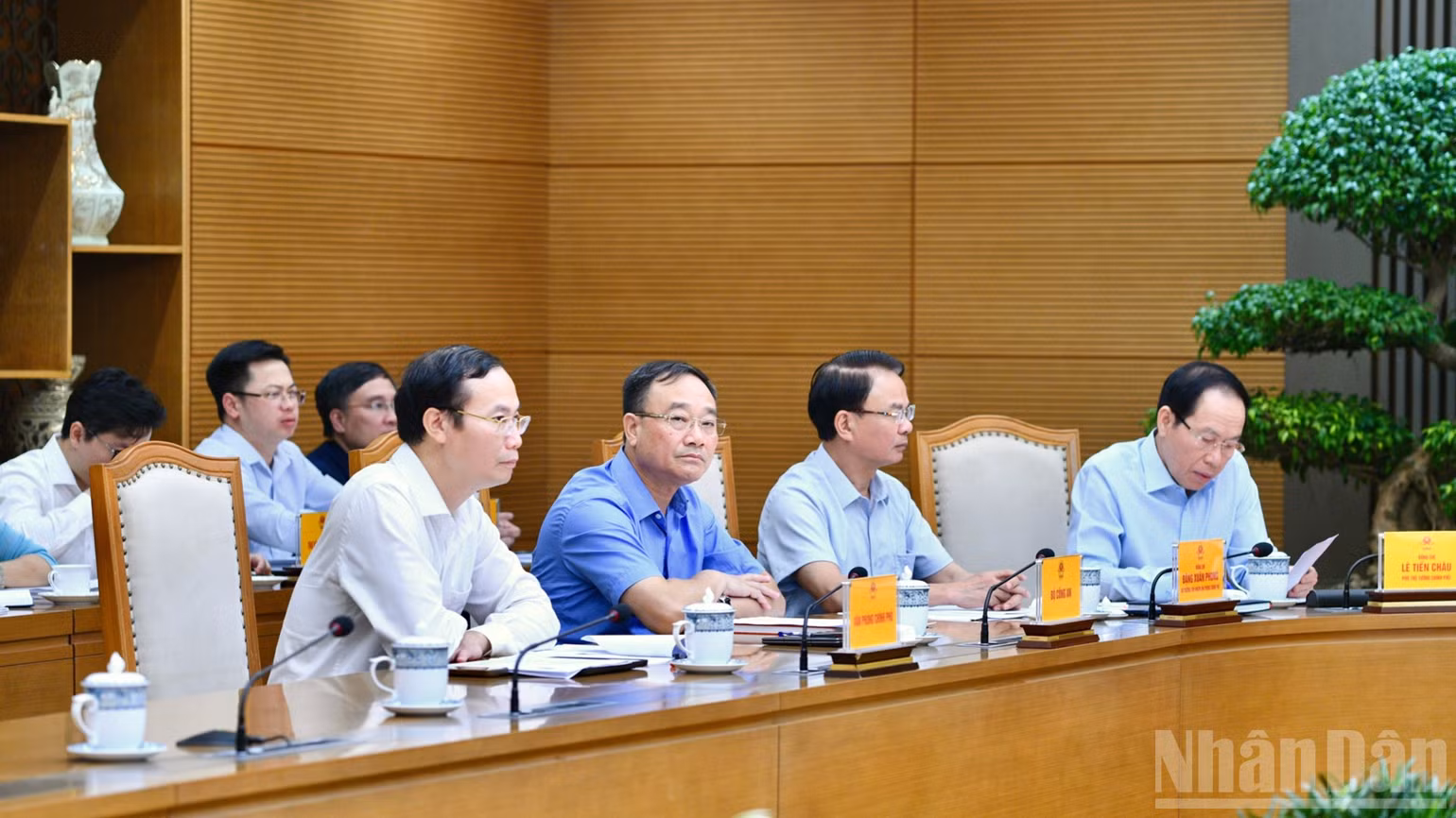 Phó Thủ tướng Lê Tiến Châu (ngoài cùng, bên phải) và các đại biểu tham dự cuộc họp. (Ảnh: THANH GIANG)