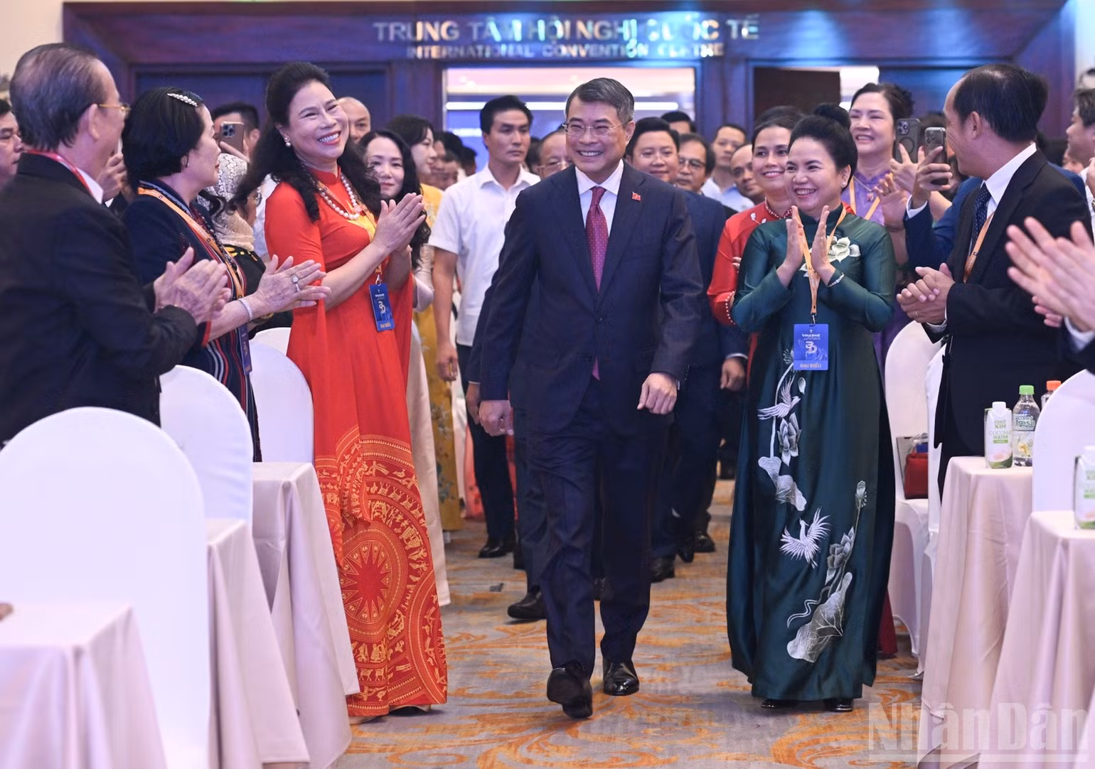Thủ tướng Chính phủ Lê Minh Hưng và cộng đồng doanh nghiệp nhỏ và vừa tại Lễ kỷ niệm 20 năm thành lập Hiệp hội Doanh nghiệp nhỏ và vừa Việt Nam. (Ảnh: TRẦN HẢI)