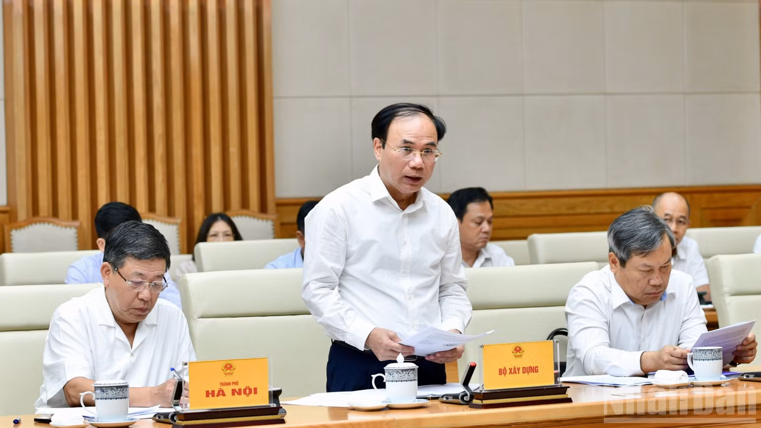 Đại diện lãnh đạo Bộ Xây dựng báo cáo Thủ tướng Chính phủ tại cuộc làm việc. (Ảnh: THANH GIANG)
