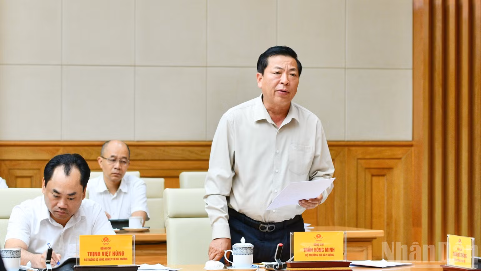 Bộ trưởng Xây dựng Trần Hồng Minh phát biểu ý kiến tại cuộc làm việc. (Ảnh: THANH GIANG)