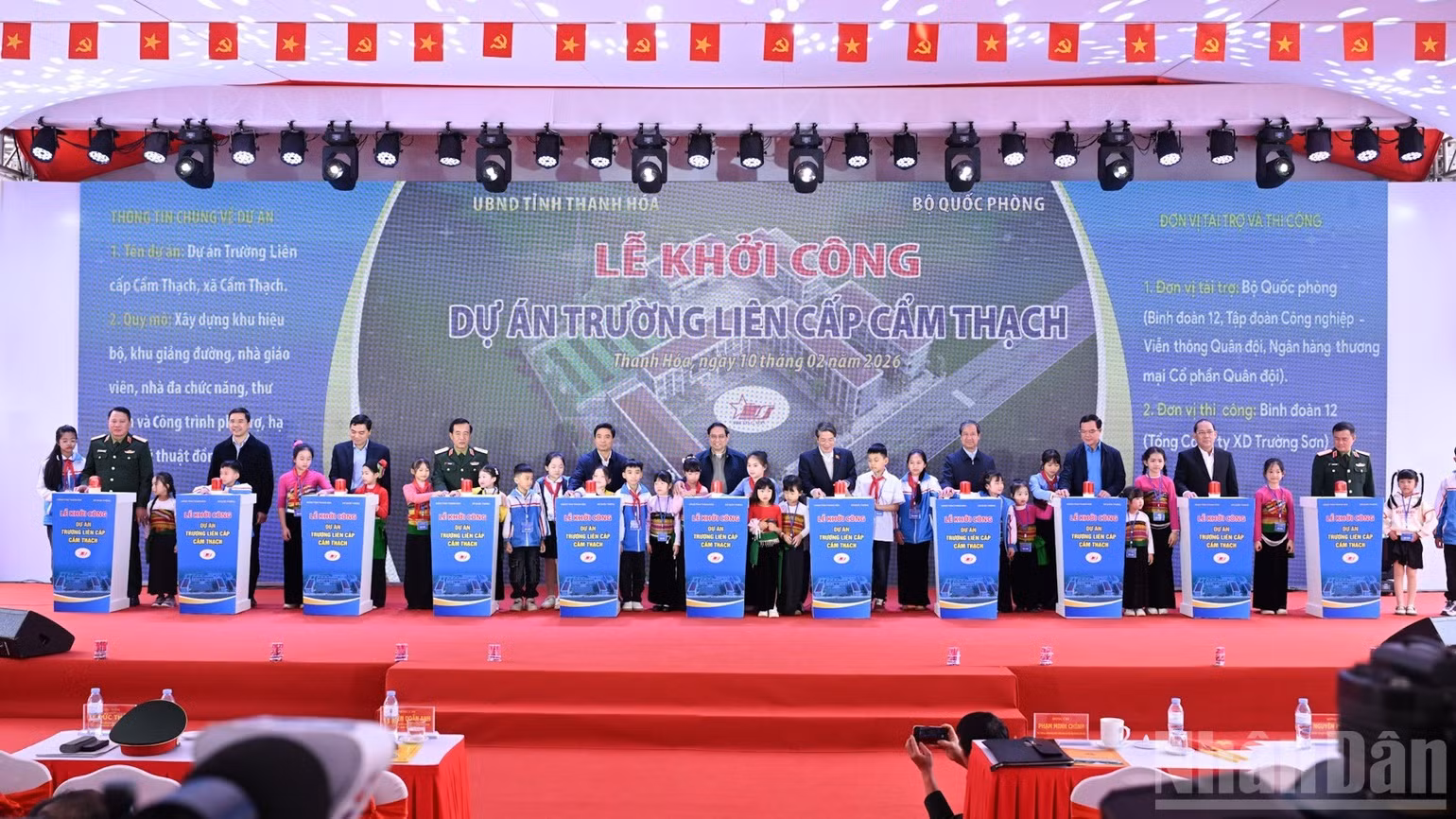 Thủ tướng Phạm Minh Chính và các đại biểu thực hiện nghi thức khởi công dự án Trường liên cấp Cẩm Thạch. (Ảnh: Trần Hải)