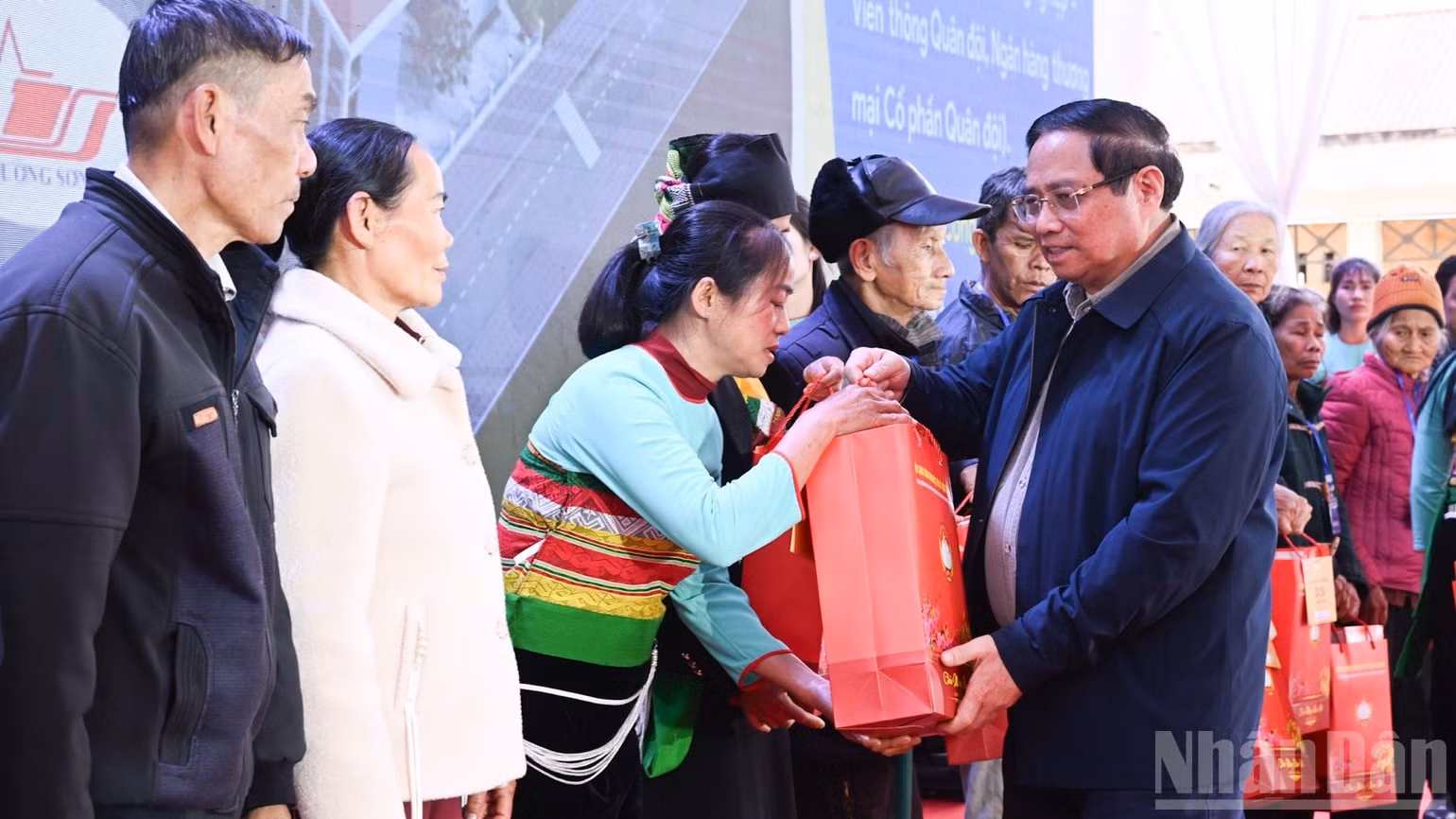 Thủ tướng Phạm Minh Chính tặng quà động viên các gia đình chính sách trên địa bàn. (Ảnh: Trần Hải)
