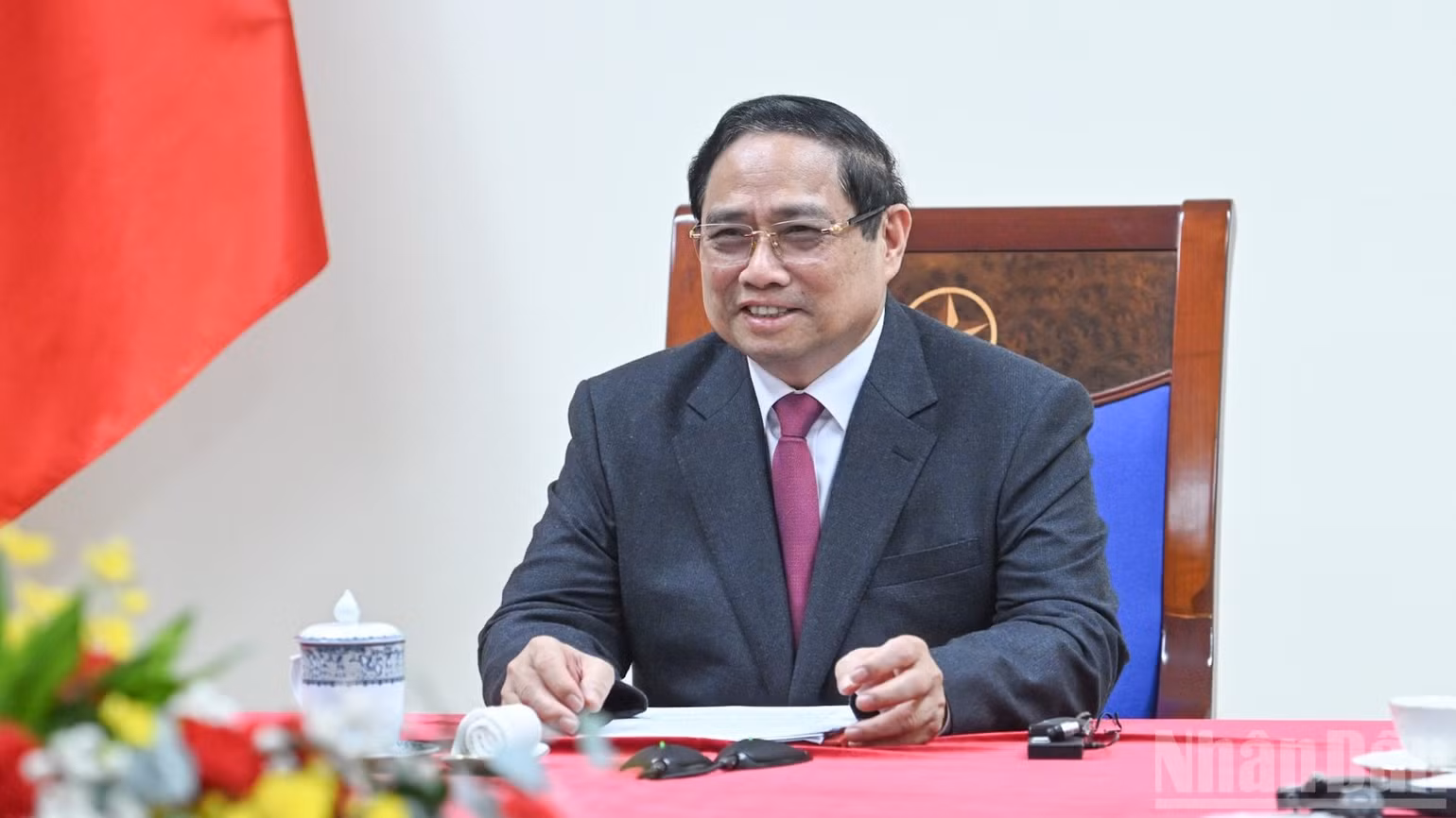 Thủ tướng Phạm Minh Chính đã trao đổi với Thủ tướng Singapore Lawrence Wong nhiều biện pháp thúc đẩy quan hệ song phương. (Ảnh: TRẦN HẢI)