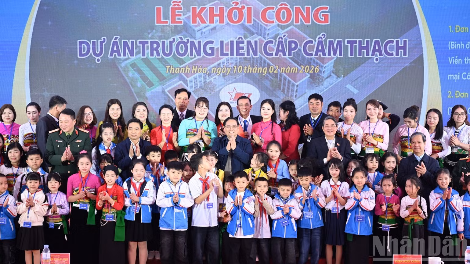 Thủ tướng Chính phủ Phạm Minh Chính với các thầy cô giáo, học sinh Trường tiểu học Cẩm Thạch. (Ảnh: Trần Hải)