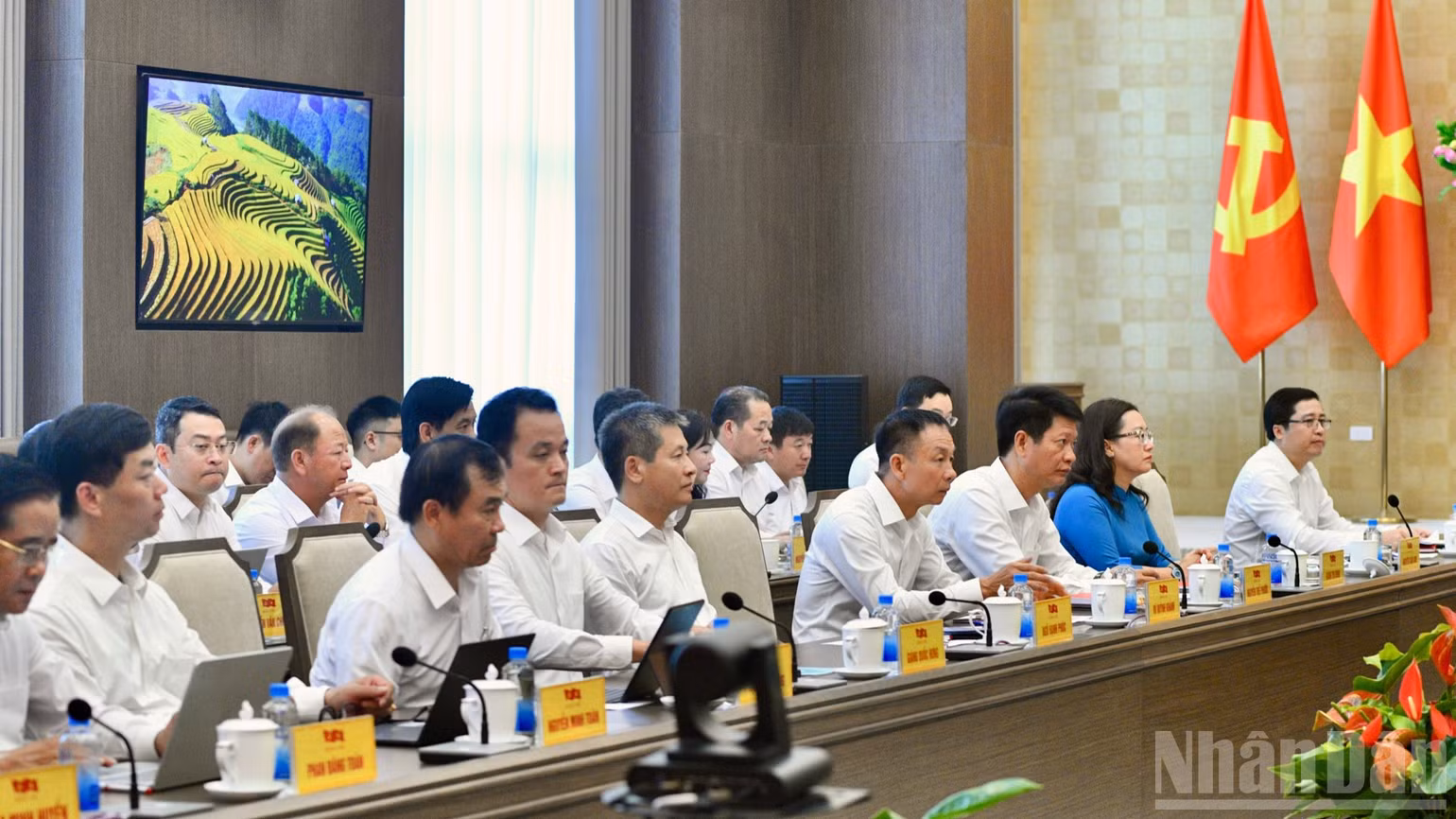 Ban Thường vụ Tỉnh ủy Lào Cai tham dự cuộc làm việc. (Ảnh: Thanh Giang)
