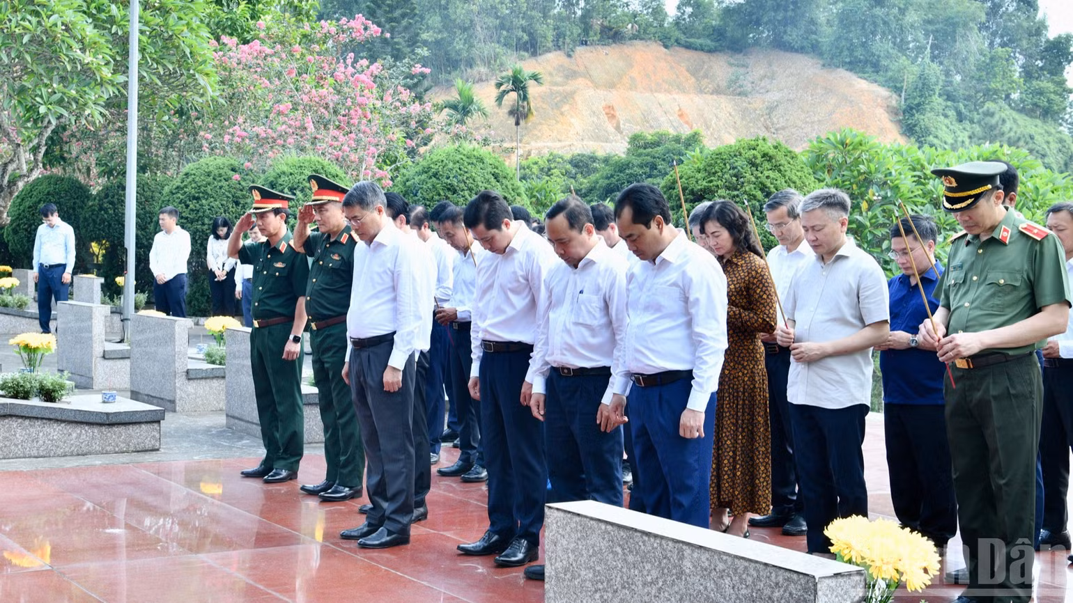 Thủ tướng Chính phủ Lê Minh Hưng cùng Đoàn công tác dành một phút mặc niệm tưởng nhớ các Anh hùng liệt sĩ. (Ảnh: Thanh Giang)