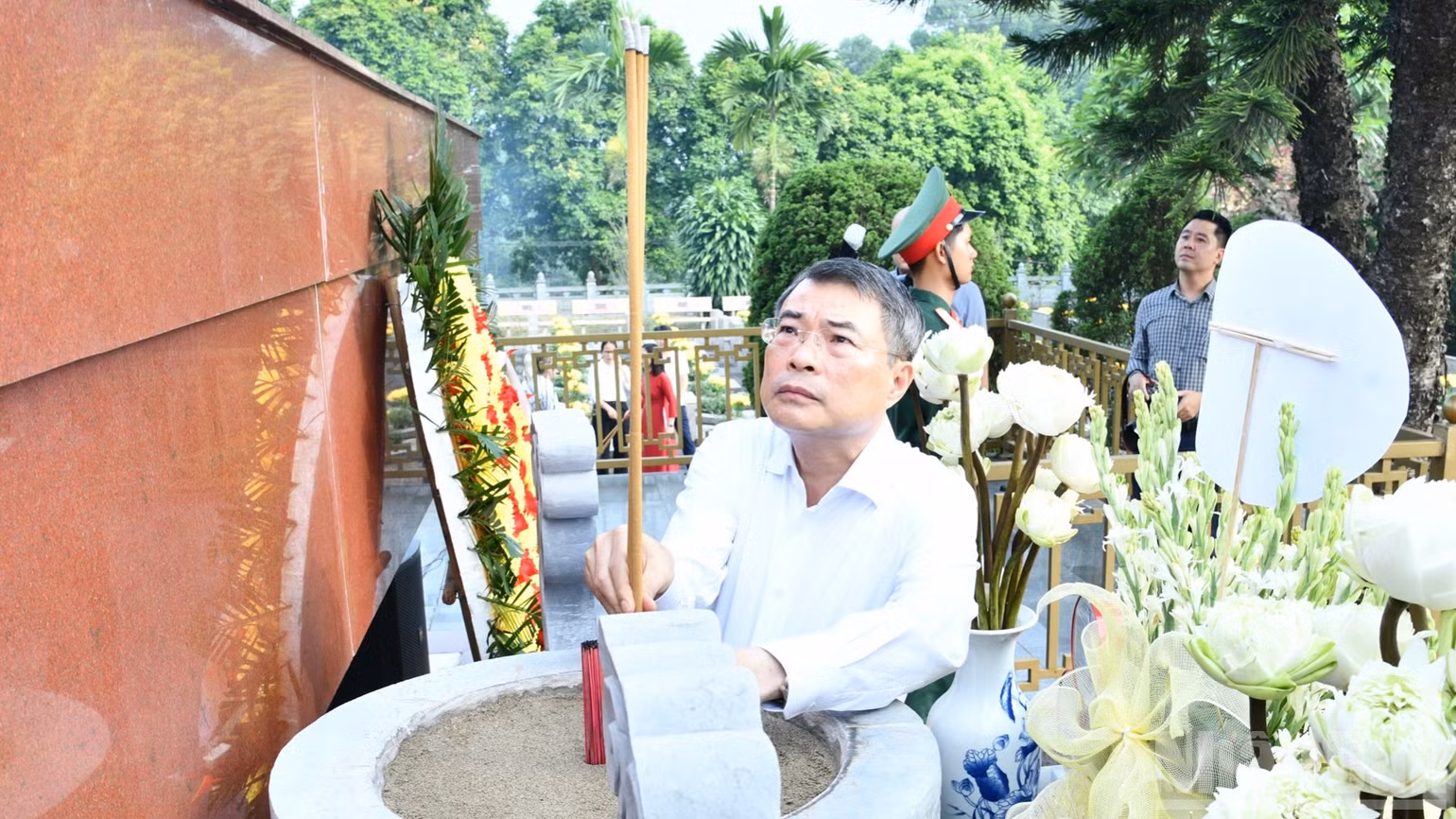 Thủ tướng Chính phủ Lê Minh Hưng dâng hương tưởng niệm các Anh hùng liệt sĩ tại Nghĩa trang Liệt sĩ Trung tâm tỉnh Lào Cai. (Ảnh: Thanh Giang)