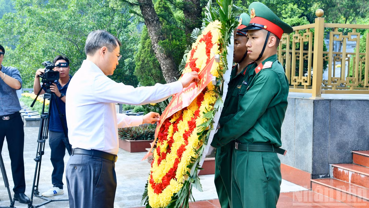 Thủ tướng Chính phủ Lê Minh Hưng chỉnh hoa trước khi vào viếng các Anh hùng liệt sĩ tại Nghĩa trang Liệt sĩ Trung tâm tỉnh Lào Cai. (Ảnh: Thanh Giang)