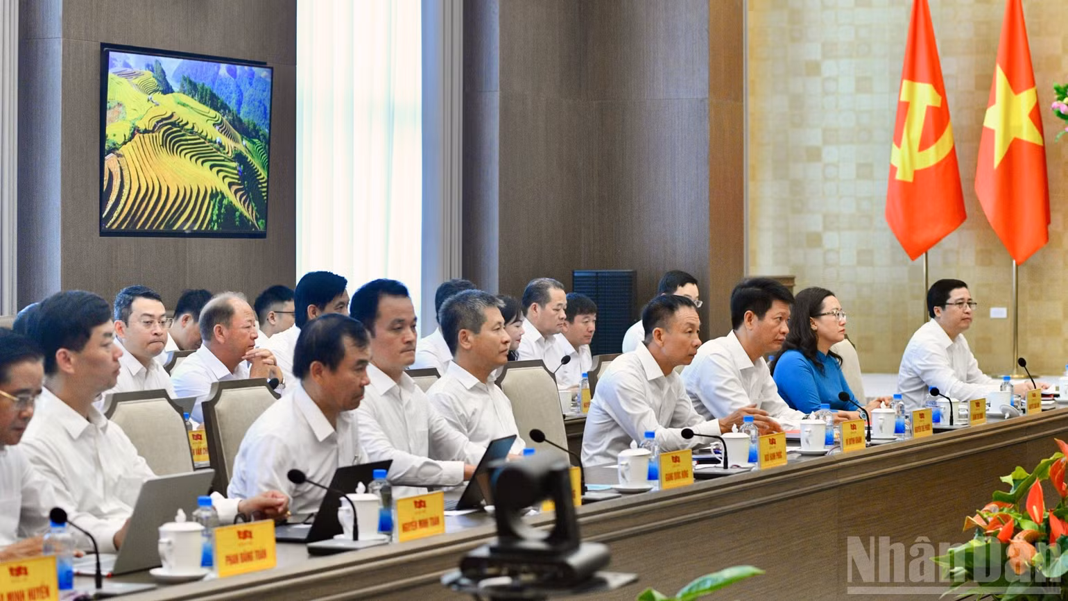 Ban Thường vụ Tỉnh ủy Lào Cai tham dự cuộc làm việc. (Ảnh: THANH GIANG)