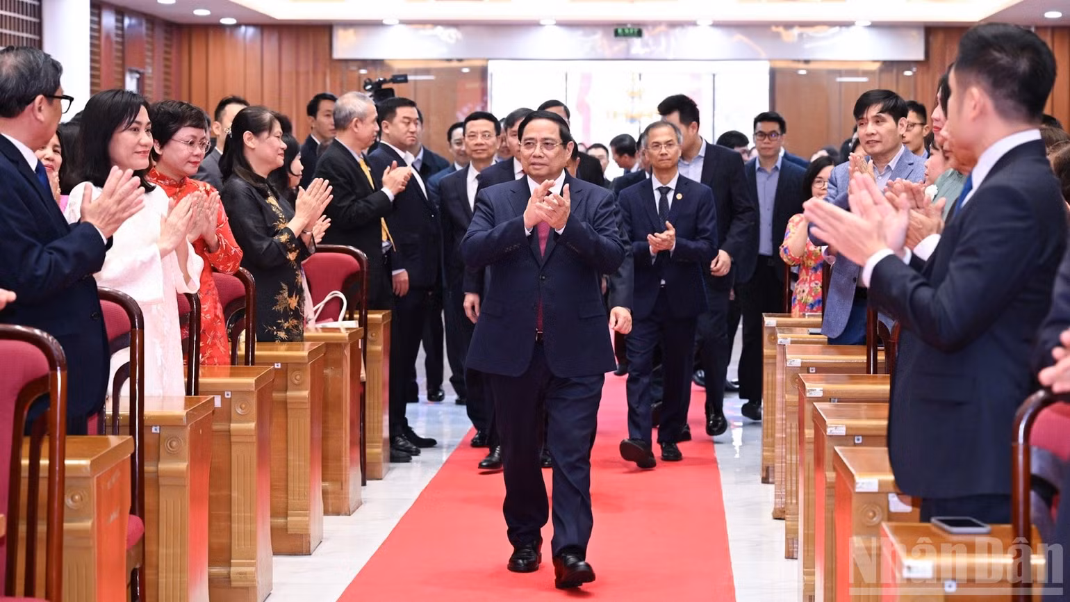 Thủ tướng Phạm Minh Chính tới thăm, làm việc với Viện Hàn lâm Khoa học xã hội Việt Nam. (Ảnh: TRẦN HẢI)