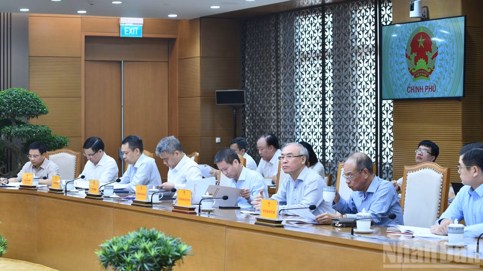 Các đại biểu đã tập trung thảo luận về các nội dung: tổ chức lại hệ thống phân phối, cắt giảm các khâu trung gian; phân định rõ trách nhiệm, chức năng, nhiệm vụ giữa khâu tạo nguồn và khâu phân phối, bán lẻ, giảm triệt để yếu tố trung gian không cần thiết... (Ảnh: THANH GIANG)