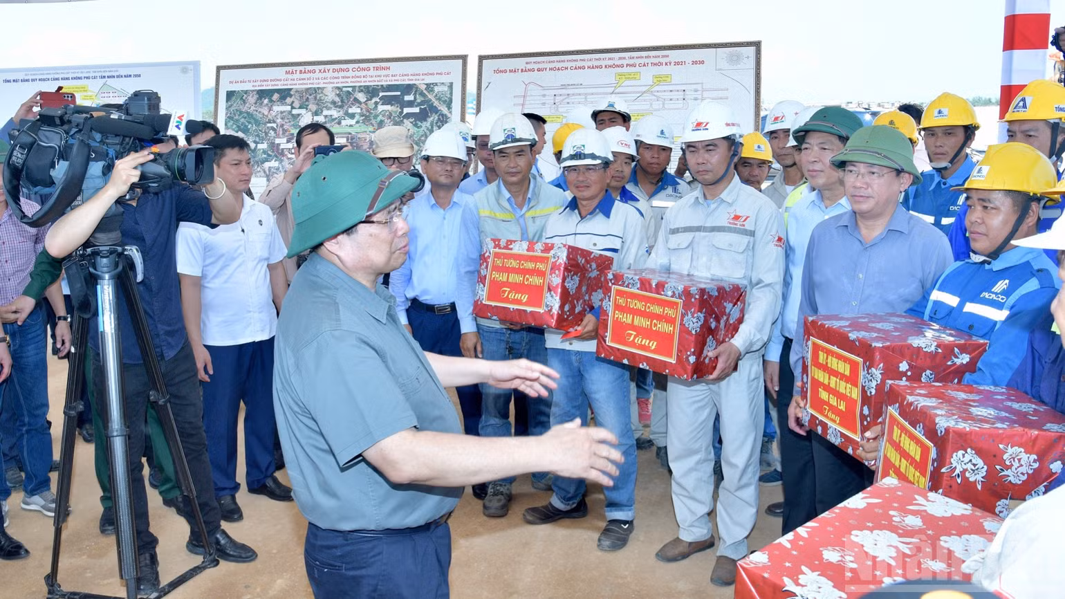 Thủ tướng Phạm Minh Chính ân cần nói chuyện, hỏi thăm và mong muốn đội ngũ kỹ sư, công nhân bảo đảm tiến độ, chất lượng công trình. (Ảnh: Thanh Giang)