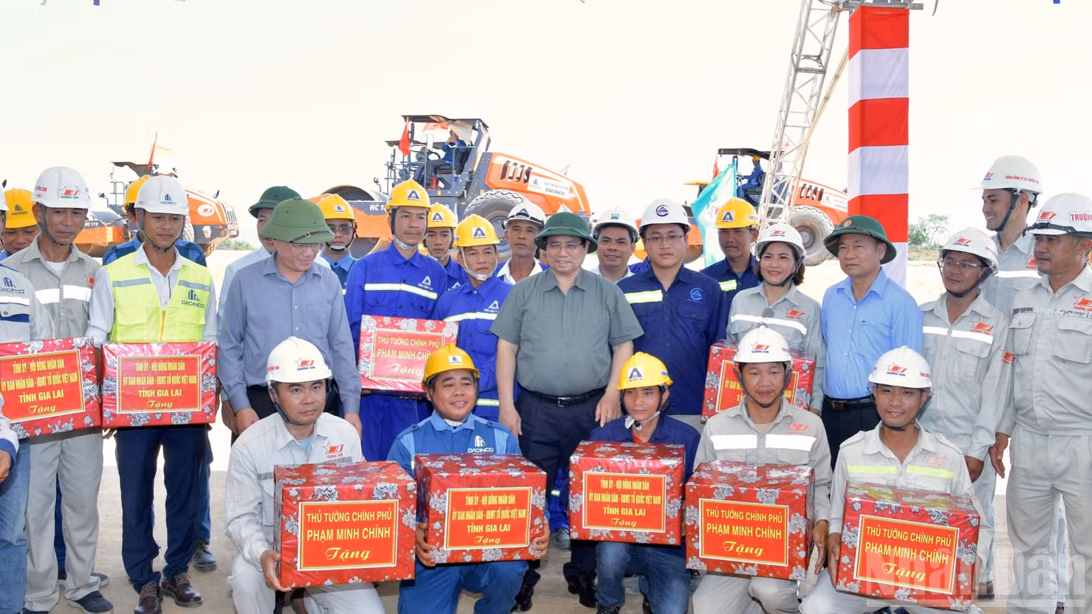 Thủ tướng Phạm Minh Chính tới thăm, tặng quà động viên các đơn vị đang thi công Dự án đường cất hạ cánh số 2 và các công trình đồng bộ Cảng hàng không Phù Cát (tỉnh Gia Lai). (Ảnh: Thanh Giang)