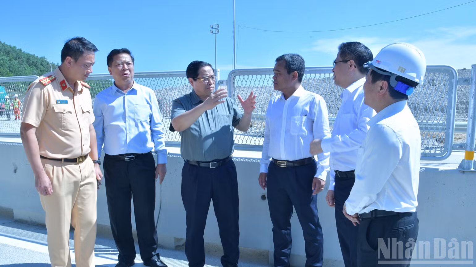 Thủ tướng Phạm Minh Chính cho ý kiến chỉ đạo khi đi kiểm tra tuyến cao tốc Quảng Ngãi-Hoài Nhơn đoạn qua địa phận tỉnh Quảng Ngãi. (Ảnh: Thanh Giang)