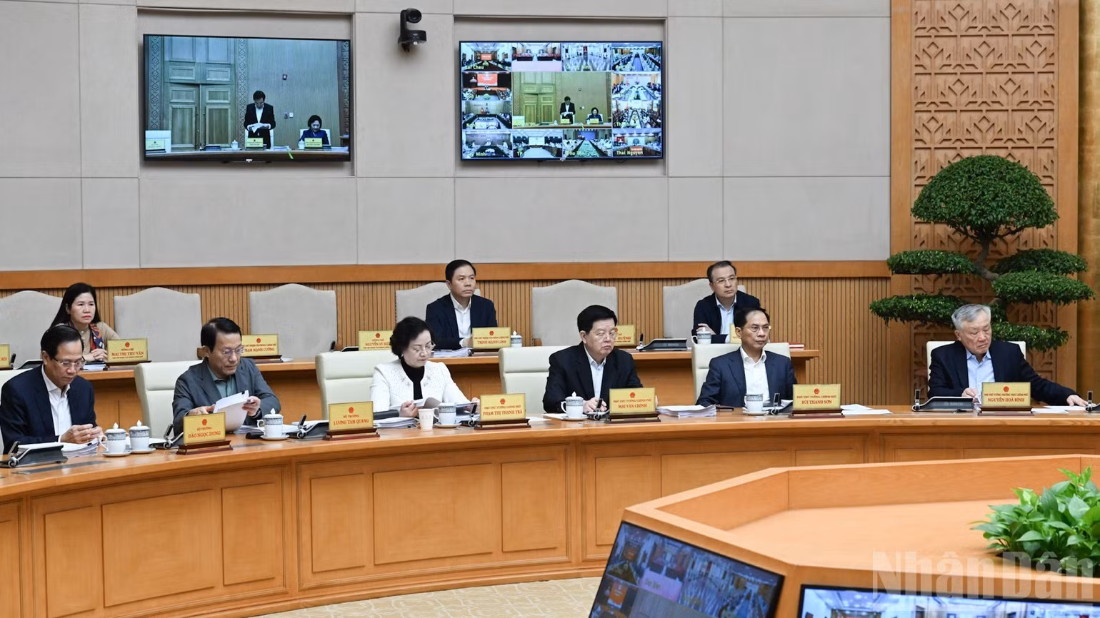 Các Phó Thủ tướng Chính phủ, lãnh đạo các bộ, ngành, cơ quan, đơn vị tham dự phiên họp. (Ảnh: TRẦN HẢI)