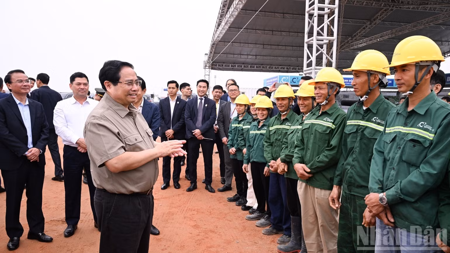 Thủ tướng Phạm Minh Chính ân cần hỏi thăm, tìm hiểu, chỉ đạo về tiến độ thi công tại công trường xây dựng Cảng hàng không quốc tế Gia Bình. (Ảnh: Trần Hải)