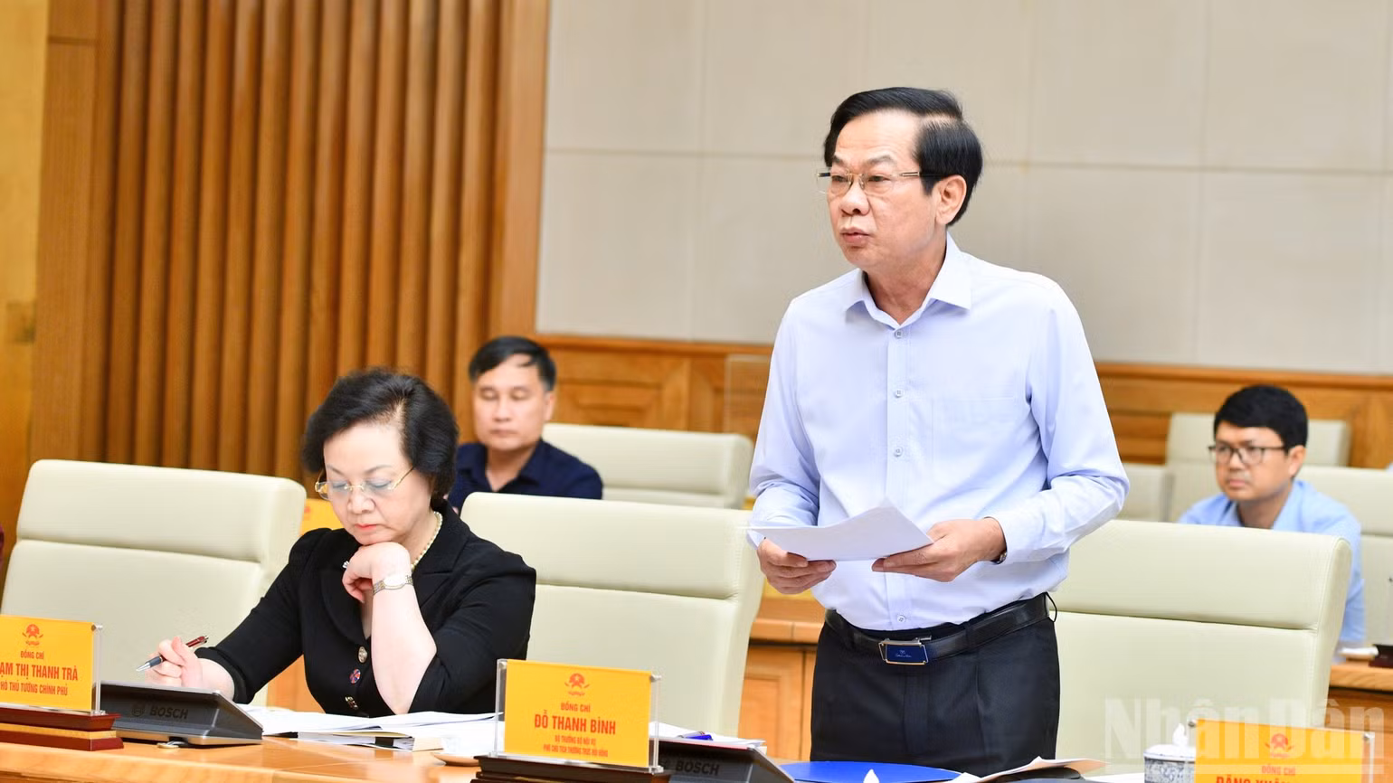 Bộ trưởng Nội vụ Đỗ Thanh Bình báo cáo tại phiên họp. (Ảnh: THANH GIANG)