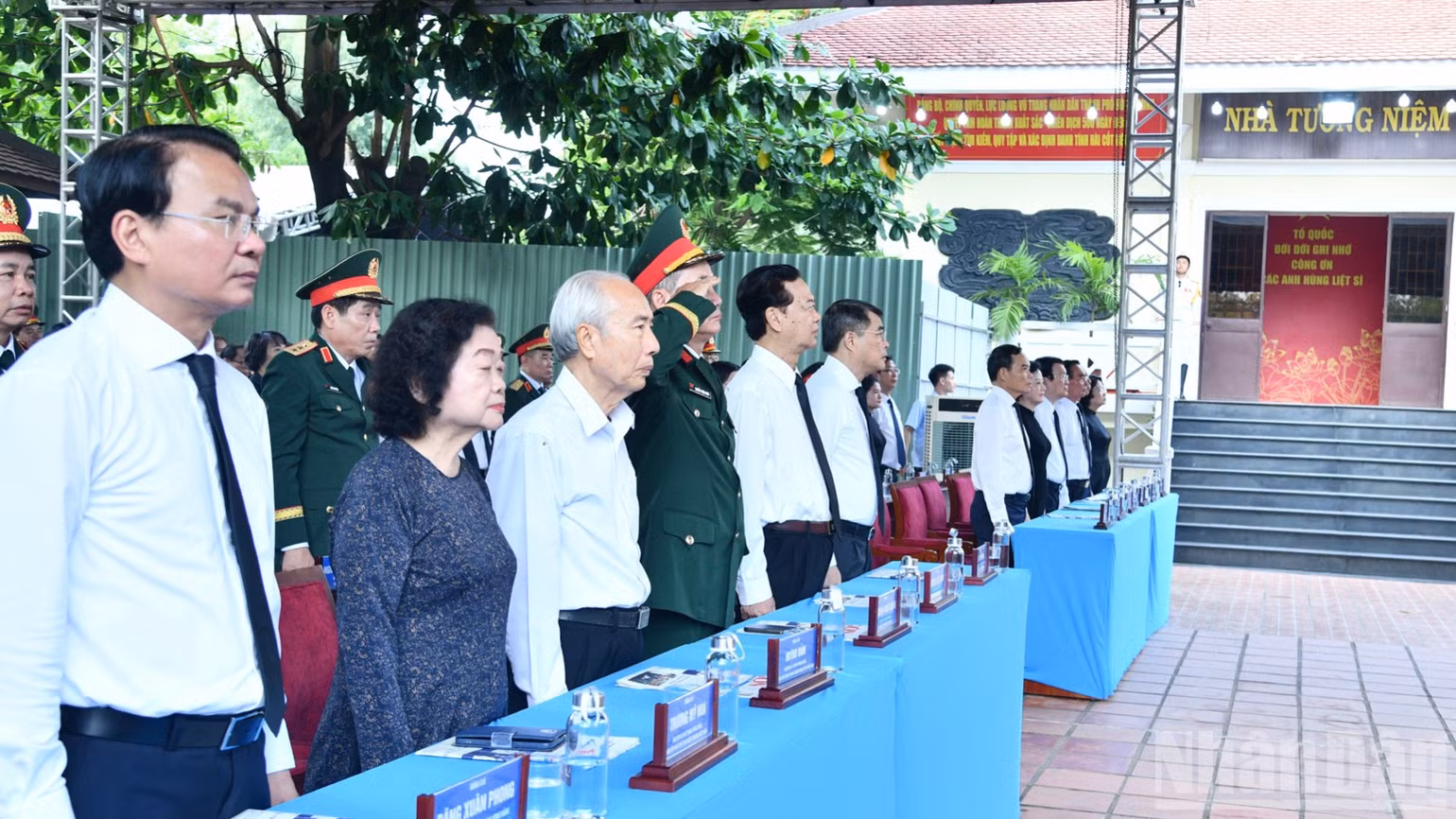 Thủ tướng Lê Minh Hưng và các đồng chí lãnh đạo, nguyên lãnh đạo Đảng, Nhà nước, đại biểu thực hiện nghi thức chào cờ tại buổi lễ. (Ảnh: Thanh Giang)