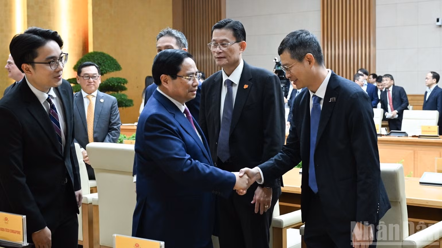 Thủ tướng Phạm Minh Chính bắt tay chào mừng lãnh đạo các doanh nghiệp bán dẫn thuộc Hiệp hội Bán dẫn toàn cầu (SEMI). (Ảnh: TRẦN HẢI)