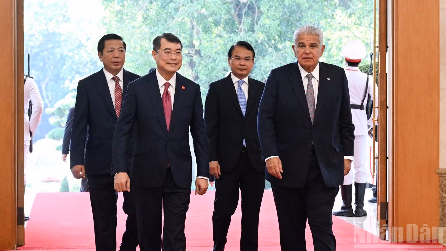 Thủ tướng Chính phủ Lê Minh Hưng nồng nhiệt chào đón Tổng thống Panama José Raúl Mulino Quintero tại sảnh Trụ sở Chính phủ. (Ảnh: TRẦN HẢI)