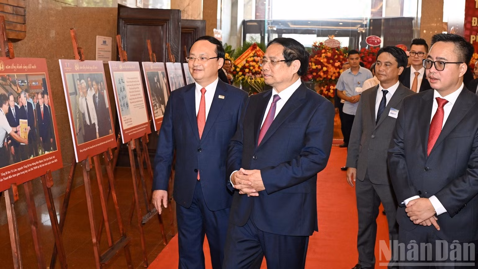 Thủ tướng Phạm Minh Chính xem triển lãm ảnh về quá trình xây dựng và trưởng thành của Đài Tiếng nói Việt Nam. (Ảnh: TRẦN HẢI)