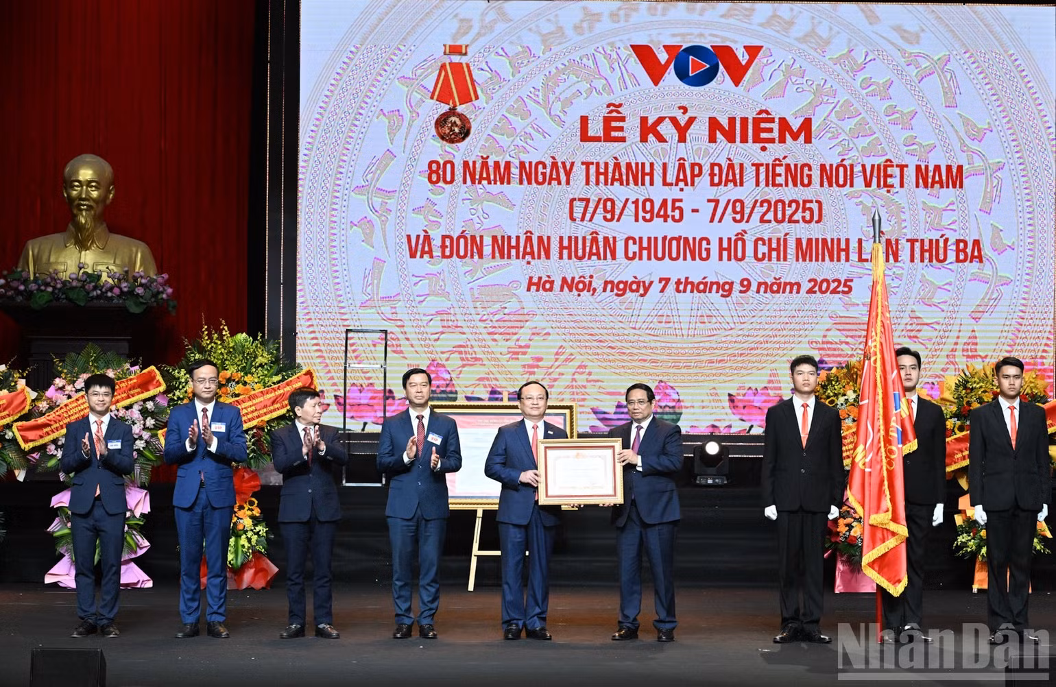 Thủ tướng Phạm Minh Chính trao Huân chương Hồ Chí Minh tặng Đài Tiếng nói Việt Nam. (Ảnh: TRẦN HẢI)