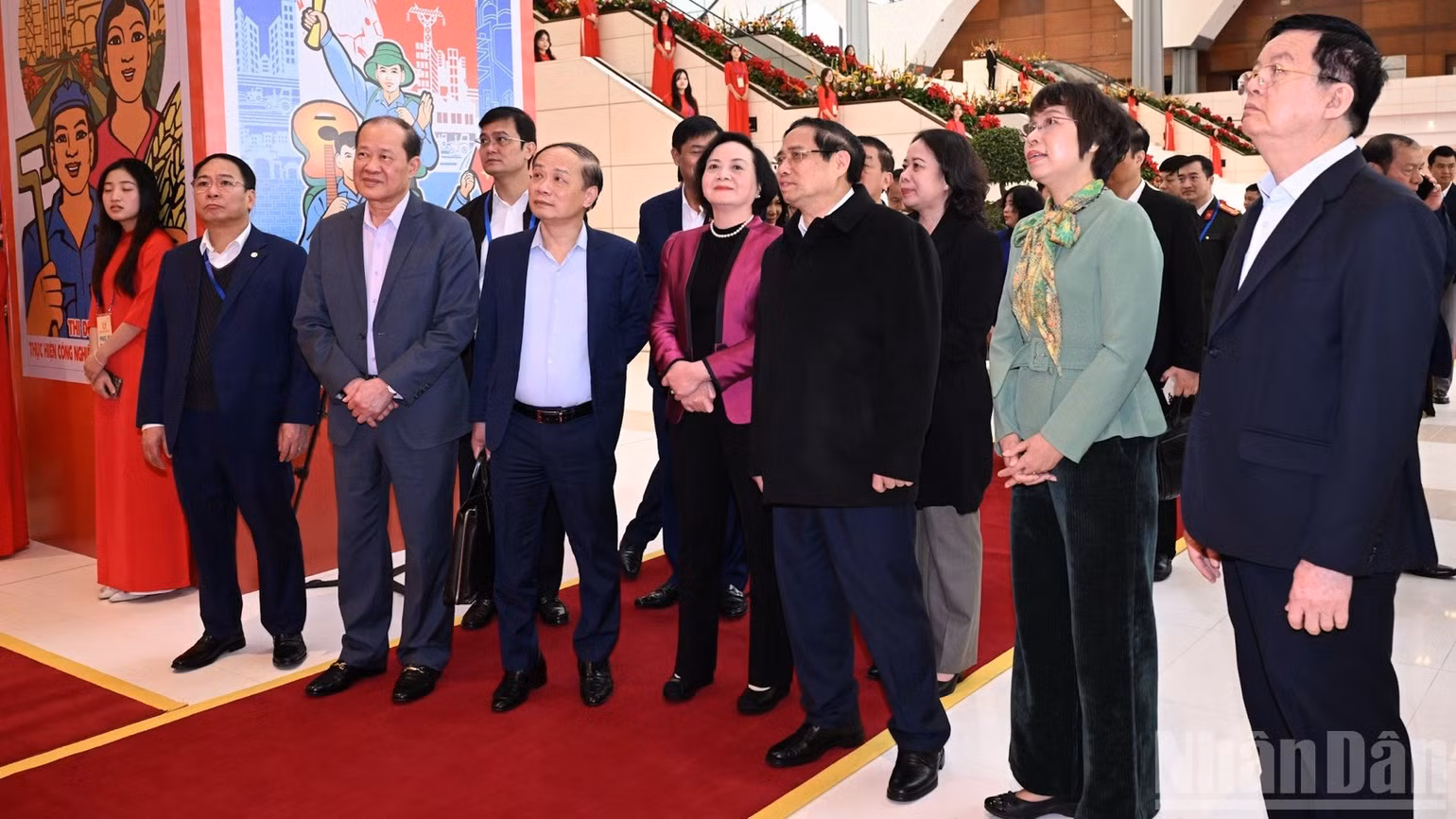 Thủ tướng Phạm Minh Chính và các đồng chí lãnh đạo đi kiểm tra công tác chuẩn bị cho Đại hội Thi đua yêu nước toàn quốc lần thứ XI. (Ảnh: TRẦN HẢI)