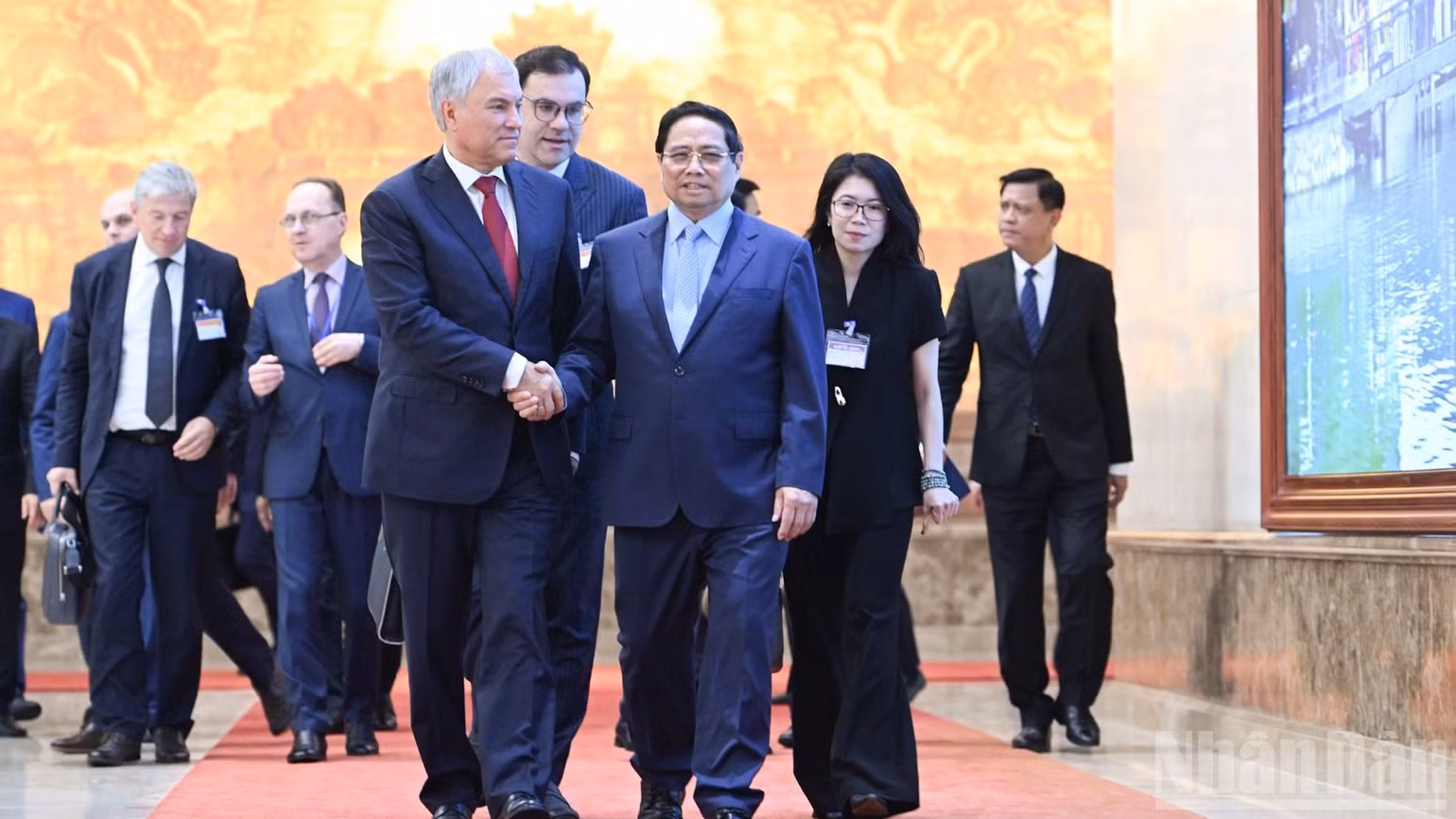 Thủ tướng Phạm Minh Chính và Chủ tịch Duma Quốc gia Quốc hội Liên bang Nga Vyacheslav Volodin sau khi kết thúc hội kiến. (Ảnh: Trần Hải)