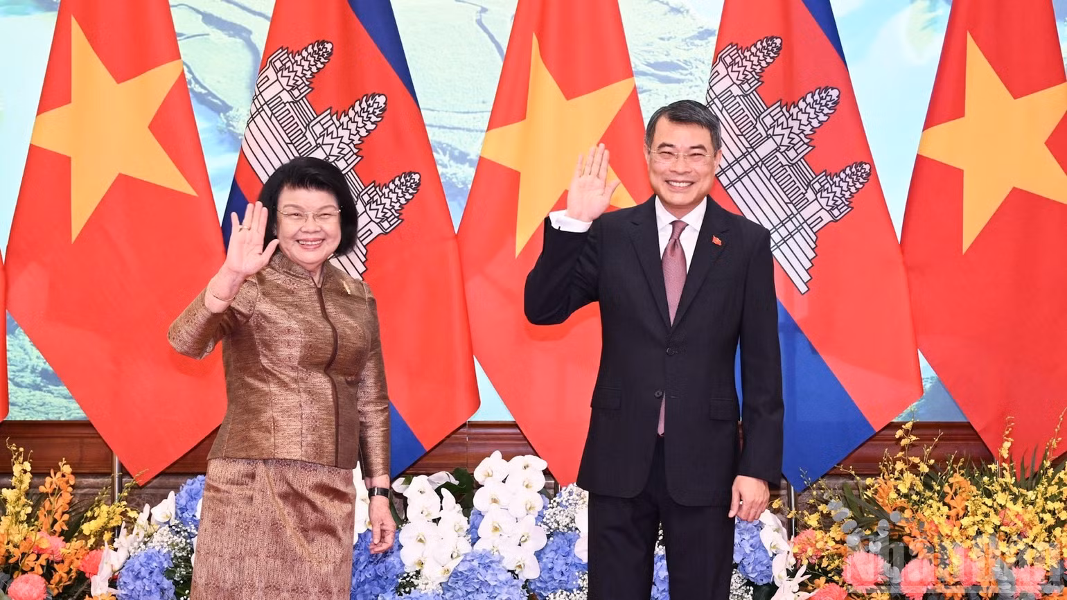 Thủ tướng Chính phủ Lê Minh Hưng và Chủ tịch Quốc hội Campuchia Samdech Khuon Sudary trao đổi các biện pháp cụ thể, thời hạn rõ ràng nhằm triển khai hiệu quả các cam kết, thỏa thuận cấp cao, góp phần đưa quan hệ Việt Nam-Campuchia phát triển ngày càng thực chất, hiệu quả và bền vững. (Ảnh: TRẦN HẢI)