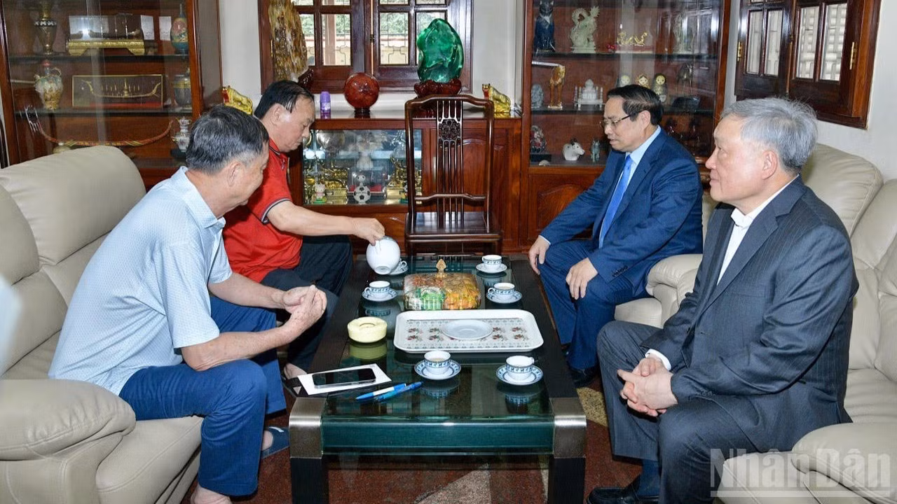 Thủ tướng Phạm Minh Chính ân cần thăm hỏi, chúc Tết thân nhân gia đình cố Thủ tướng Chính phủ Phan Văn Khải. (Ảnh: THANH GIANG)