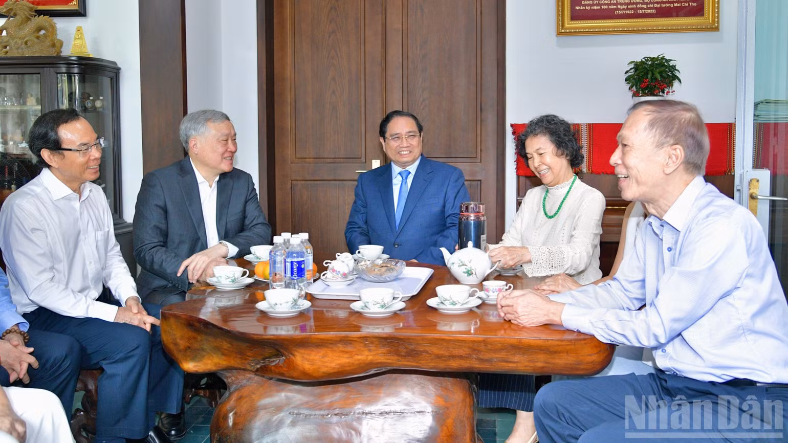 Thủ tướng Chính phủ Phạm Minh Chính ân cần thăm hỏi, chúc Tết thân nhân gia đình cố Đại tướng, Bộ trưởng Nội vụ Mai Chí Thọ. (Ảnh: THANH GIANG)