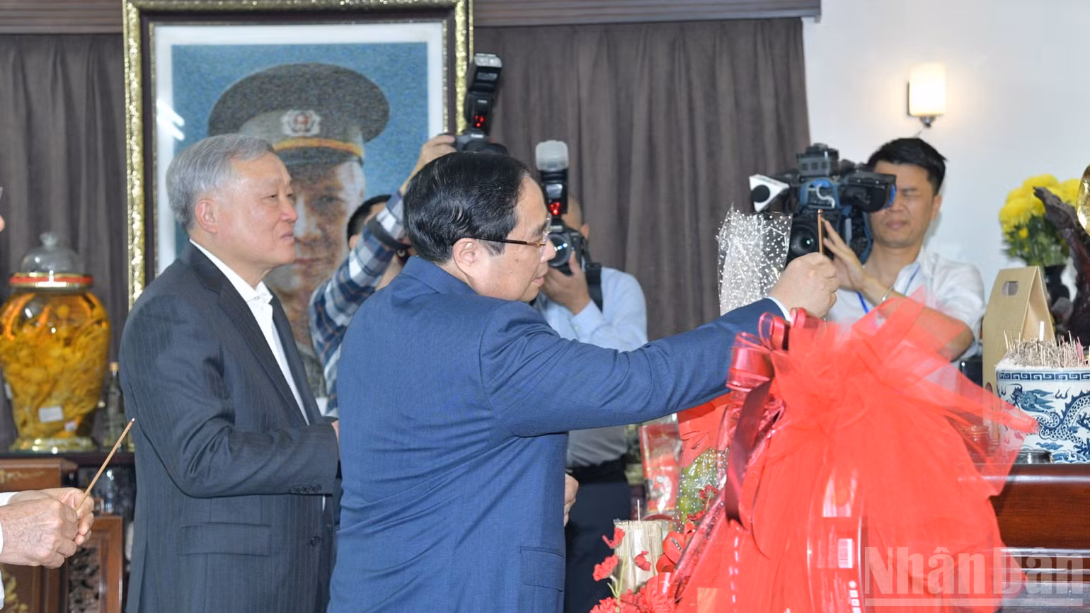 Thủ tướng Chính phủ Phạm Minh Chính dâng hương tưởng nhớ cố Đại tướng, Bộ trưởng Nội vụ Mai Chí Thọ. (Ảnh: THANH GIANG)