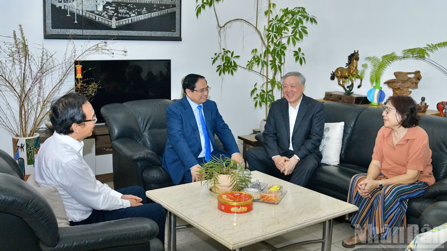 Thủ tướng Phạm Minh Chính ân cần thăm hỏi, chúc Tết thân nhân gia đình cố Tổng Bí thư Nguyễn Văn Linh. (Ảnh: THANH GIANG)