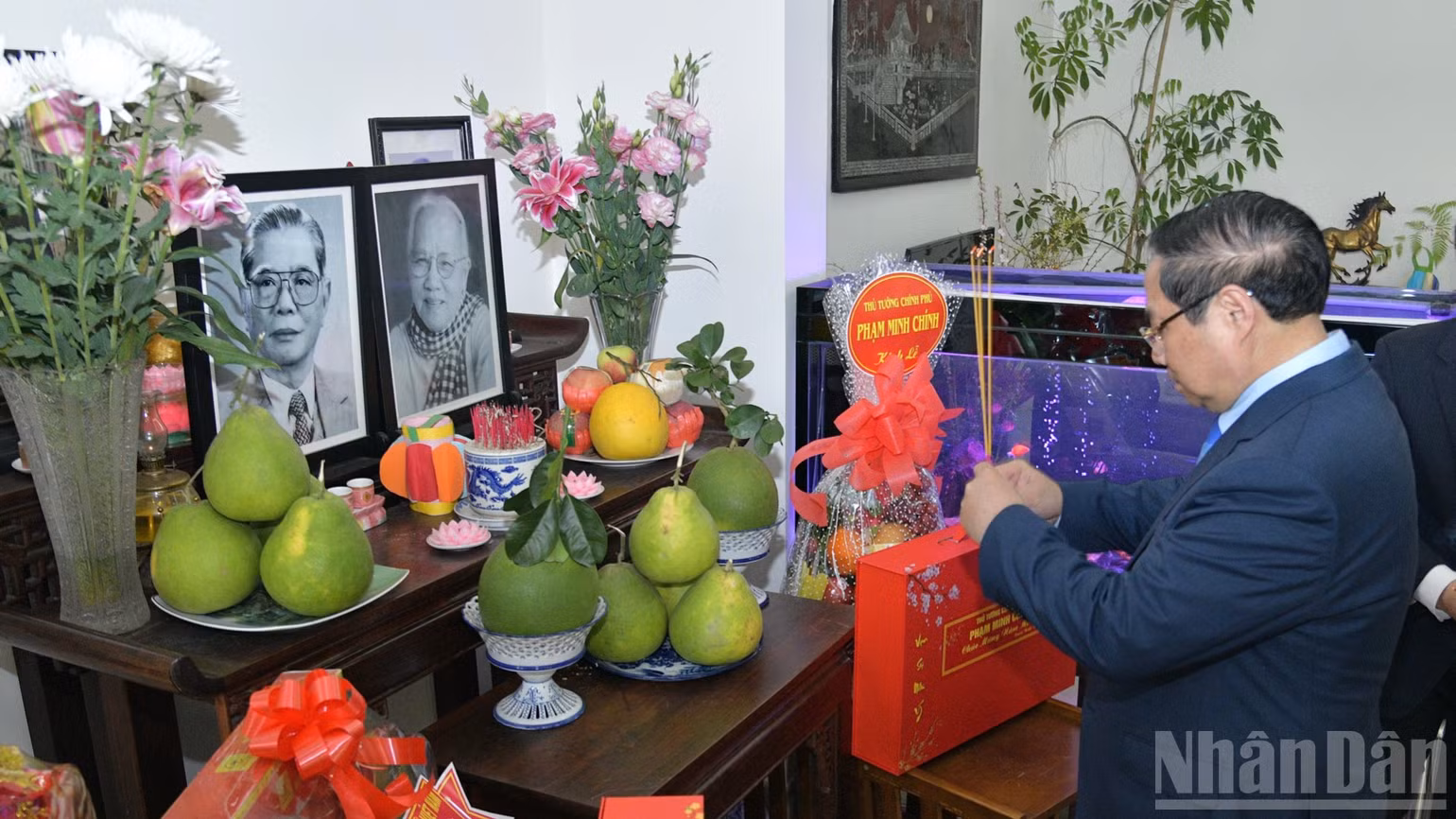 Thủ tướng Chính phủ Phạm Minh Chính dâng hương tưởng nhớ cố Tổng Bí thư Nguyễn Văn Linh. (Ảnh: Thanh Giang)