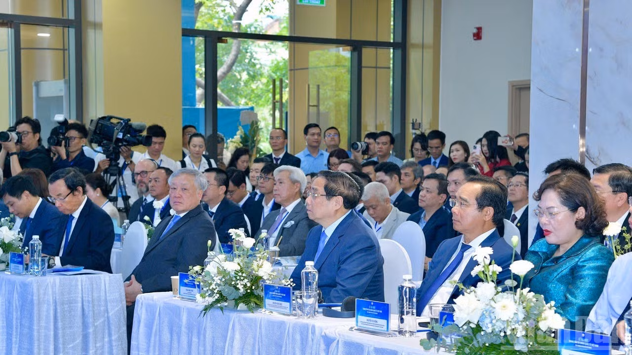 Thủ tướng Chính phủ Phạm Minh Chính và các đồng chí lãnh đạo, đại biểu tham dự lễ ra mắt Trung tâm Tài chính quốc tế Việt Nam. (Ảnh: THANH GIANG)