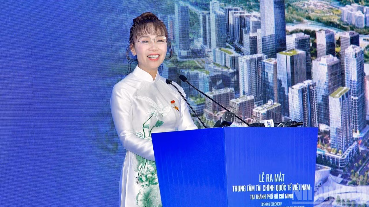 Đại diện các nhà đầu tư tham gia Trung tâm Tài chính quốc tế Việt Nam phát biểu ý kiến tại buổi lễ. (Ảnh: THANH GIANG)