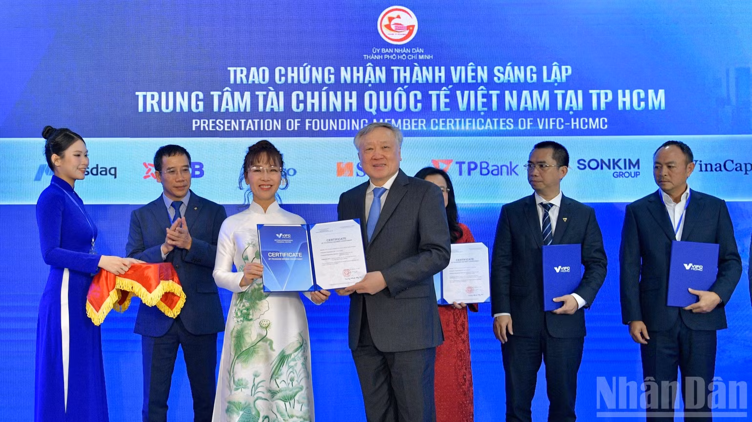 Phó Thủ tướng Thường trực Chính phủ Nguyễn Hòa Bình trao Chứng nhận thành viên sáng lập Trung tâm Tài chính quốc tế Việt Nam tại Thành phố Hồ Chí Minh cho các nhà đầu tư. (Ảnh: THANH GIANG)