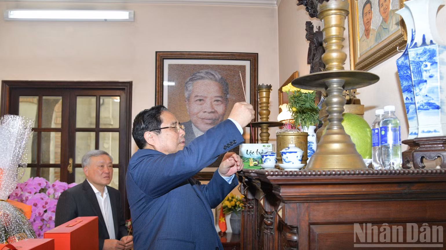 Thủ tướng Chính phủ Phạm Minh Chính dâng hương tưởng nhớ cố Chủ tịch Hội đồng Bộ trưởng Phạm Hùng. (Ảnh: THANH GIANG)