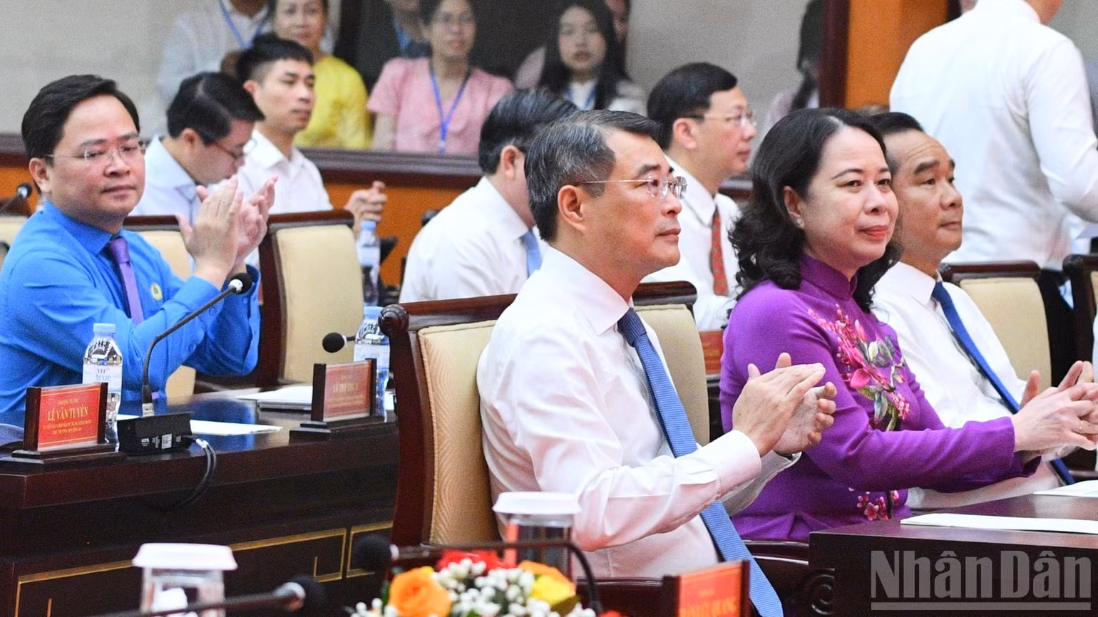 Thủ tướng Lê Minh Hưng và các đại biểu tham dự Lễ phát động Phong trào thi đua quyết tâm thực hiện thắng lợi mục tiêu tăng trưởng bền vững 2 con số giai đoạn 2026-2030. (Ảnh: Thanh Giang)